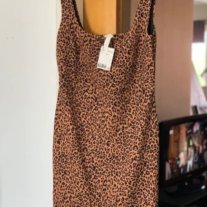 LEOPARDKLÄNNING  - Jättefin leopardprintad klänning som jag köpte på rea. Oanvänd, endast prövad😍