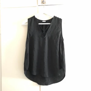 Topp Gina tricot storlek 34 30 kronor  - Skön topp endast 30 kronor 