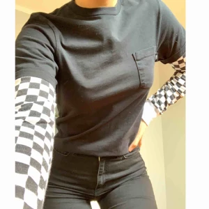  - Snygg skate tröja från Vans. Storlek M men passar mer XS eller S💕 Köpte den från en här på Plick men den var tyvärr lite för liten för min smak😕 frakt tillkommer✨