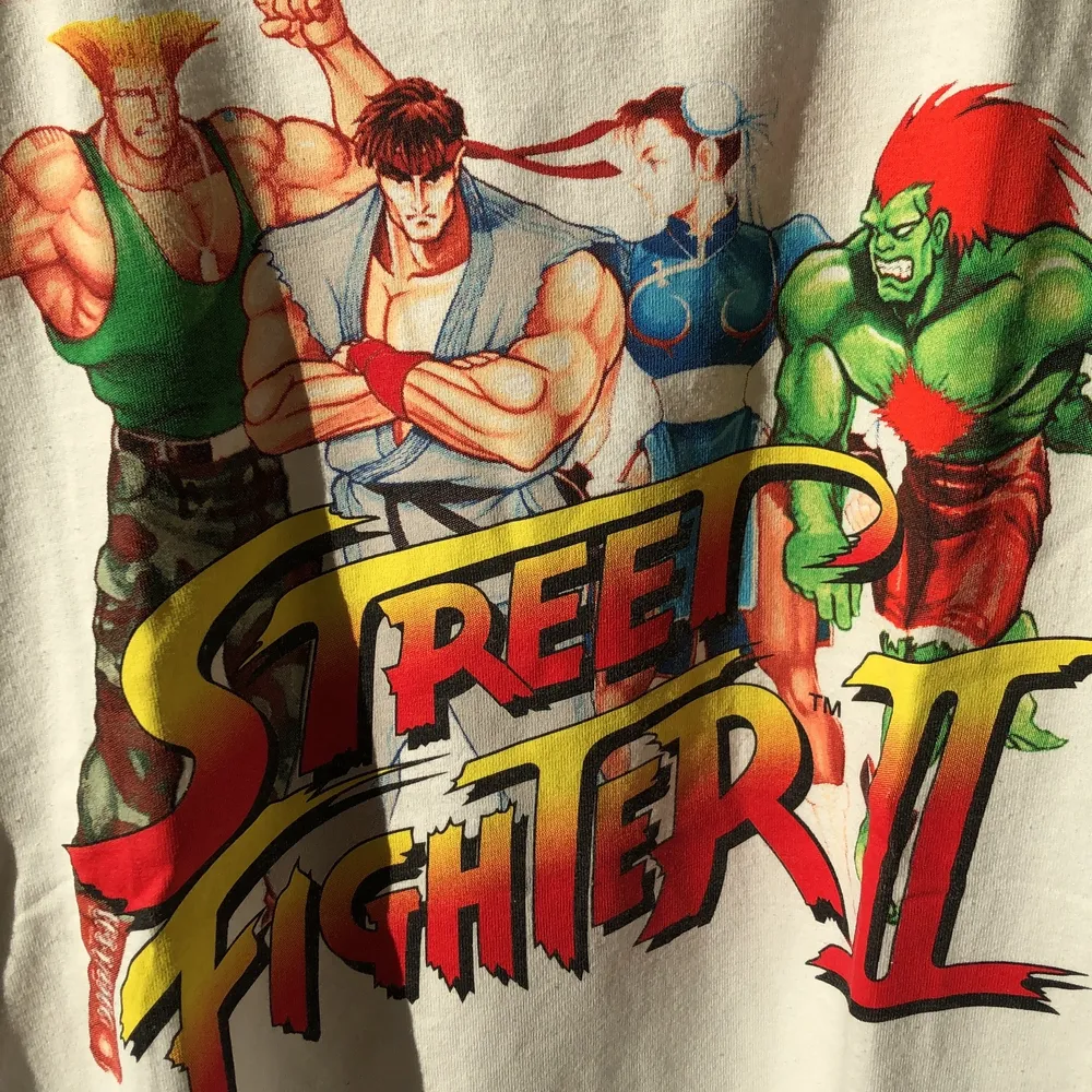 Säljer denna häftiga Street Fighter t-shirt från Pull&Bear, den är storlek XS fast från killavdelningen. . T-shirts.