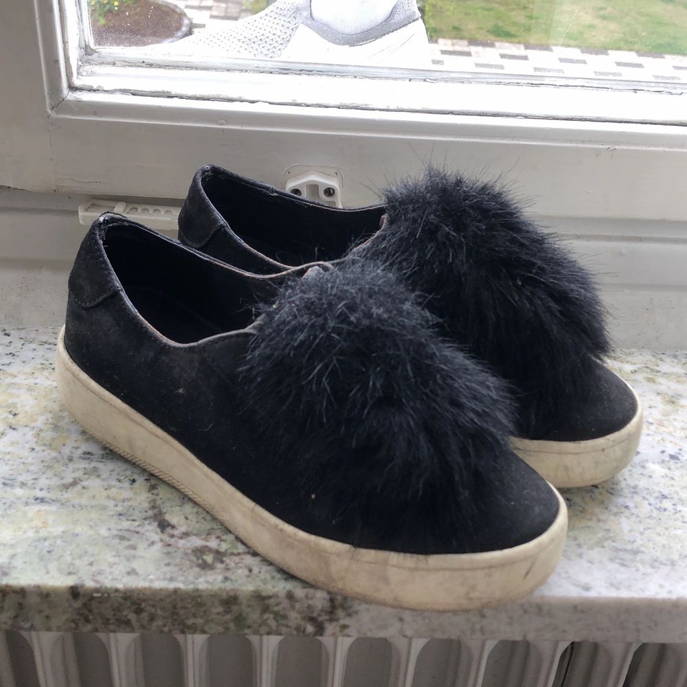 Ett par svarta Steve madden skor som köptes förra året, lagom använda dock inte så slitna. Säljer pga att det inte är min stil längre! Storlek 38 men jag som har 37 kan även ha dem. Ett litet hål i botten av skon (3de bilden) men inget som stört mig något. Skor.