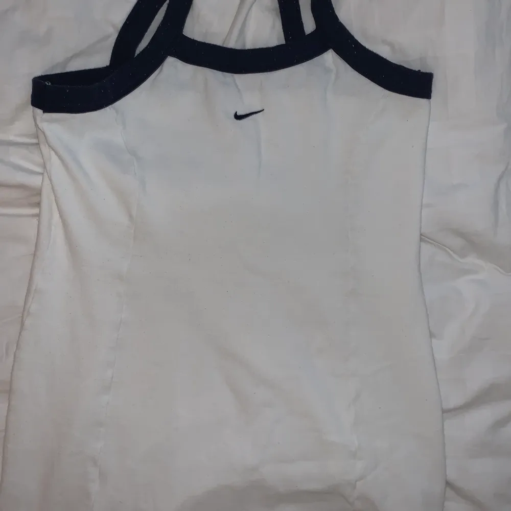 Vintage Nike vit klänning, storlek XL men mindre storlekar kan definitivt passa💙 Korsad i ryggen. Många intresserade!. Klänningar.