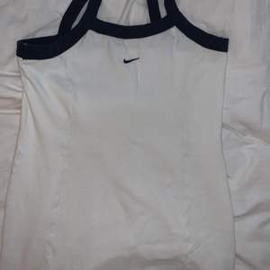 Vintage Nike vit klänning, storlek XL men mindre storlekar kan definitivt passa💙 Korsad i ryggen. Många intresserade!