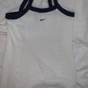 Vintage Nike klänning - Vintage Nike vit klänning, storlek XL men mindre storlekar kan definitivt passa💙 Korsad i ryggen. Många intresserade!