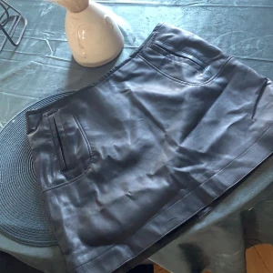 LÄDERIMITATION MINIKJOL - Snygg kjol i fakeläder stort plus att den har fickor😍Använd enstaka gång.