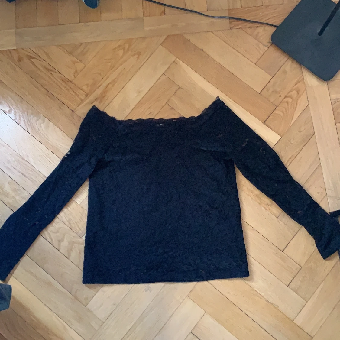 SVART SPETS OF THE SHOULDER TOP - 90