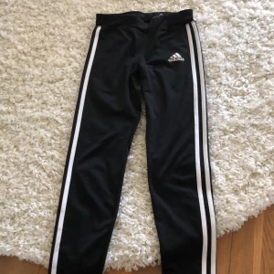 Adidas byxor - Säljer de här supersnygga träningsthigtsen ifrån Adidas😍 Använt fåtal gånger. Super sköna men är tyvärr väldigt små för mig! I storlek 11-12 år! 