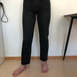 Svarta mom jeans - Snygga mom jeans från Gina! Såå snygg passform och färg. Sitter jättebra i midja och rumpa. Säljer då de tyvärr blivit för små.