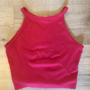 Linne - Ett rött linne som är croppad i storlek S. Använd ca 5 gånger och är i bra skick. Köparen står för frakten.