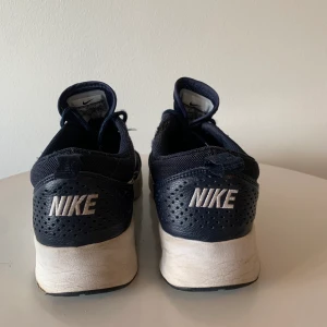 Billiga Nike air thea! - Snygga skor som är använts med fortfarande i fint skick! Storlek 41 men passar mig som har 39/40. Köpare står för frakt.