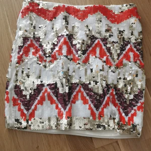 Paljett kjol - Från gina tricot. Storlek s 