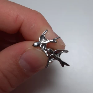 Örhängen med svalor - Från Glitter. Frakt 11 kr. Knappt använda. Se min profil för fler örhängen. 