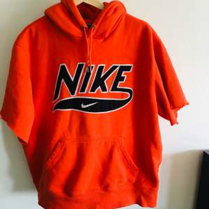 Snygg Nike hoodie med klippta ärmar strl XL. Kolla gärna mina andra annonser! 💁🏻‍♂️