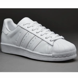 Sneakers - Säljer mina Adidas superstar till ett bra pris. Använt skick, frakt tillkommer☺️