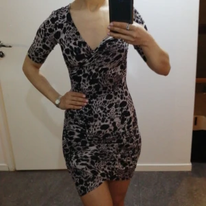 Bodycon dress - Leopard Klänning som sitter fint på!