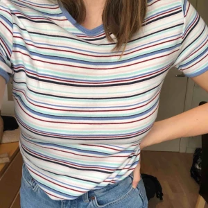 TShirt - Supermjuk fin randig tshirt❤️ står storlek L men passar bra på mig som är s i vanliga fall. hör av er för fler bilder 