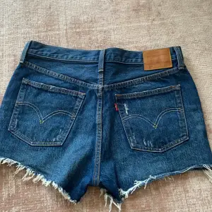 Oanvända Levisshorts. Ungefär storlek S/M. Jätte fina och sitter jätte fint vid rumpan🥺