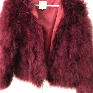 Pälsjacka i vinröd, storlek S/M - Säljer min fina pälsjacka för 700 pga garderobrensning, köpte den för 1599 kr. Har använts endast 2 ggr. Priset kan diskuteras. 