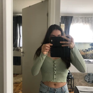 LJUS GRÖN - NY använt en gång säljer pga fel storlek, är slutsåld i hm buda! 