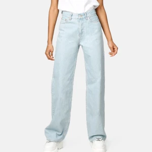 Junkyard wideleg - Säljer dessa oanvända jeans från Junkyard. Slutsålda på deras hemsida!! Buda i chatten, högsta bud 250kr inkl frakt!! (klippta där nere men åker perfekt över skorna!!)