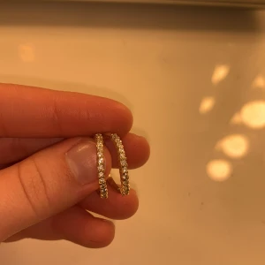 Accessoarer  - 2 fina guld ringar med små diamanter har ändast använts ett få tal gånger annars är de i bra skick (får med båda ringarna) FRI FRAKT