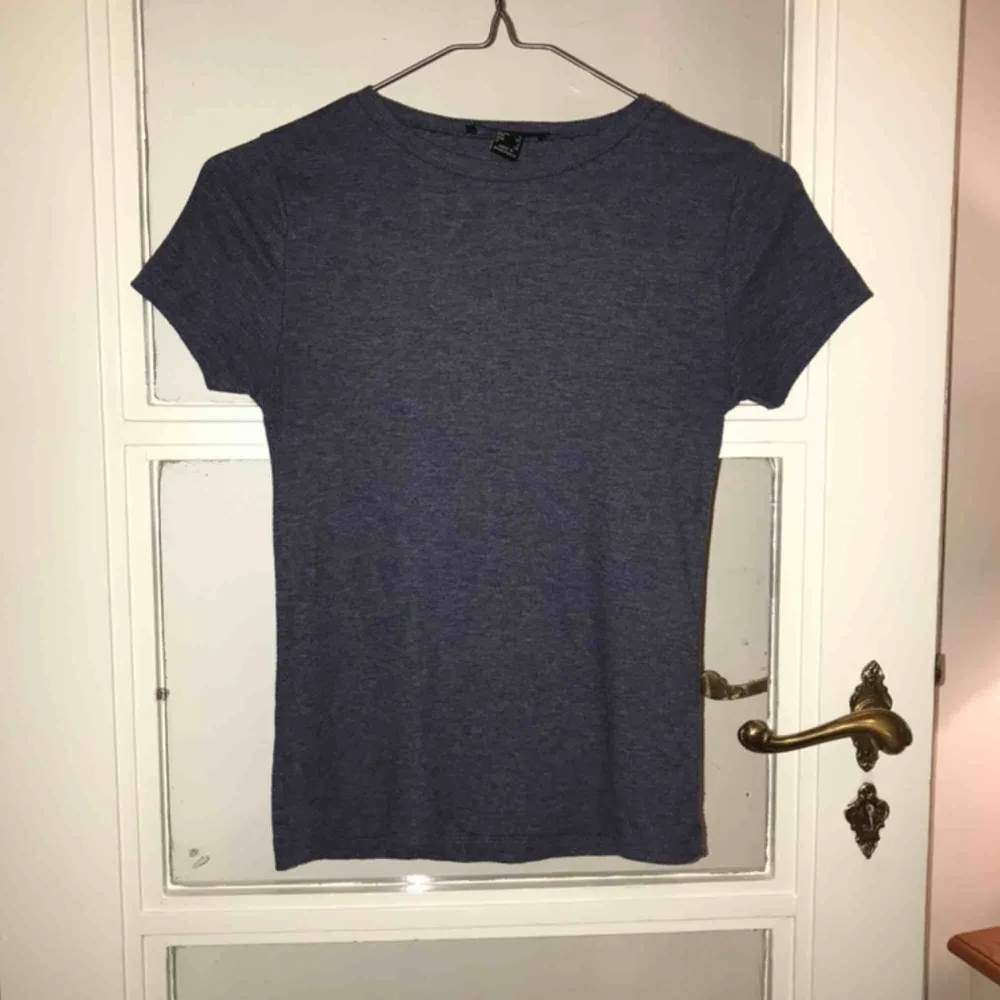 Jättesnygg gråblå ribbad t-shirt från Primark i London. Kan mötas upp i Stockholm eller frakta . T-shirts.