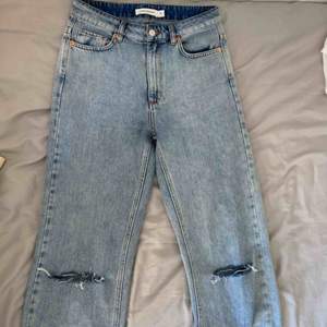 Jag säljer mina jeans från Carin Wester då dom är för små på mig! Har använt som en gång! Jag möts gärna upp i Malmö, annars tillkommer frakt på 50kr:)