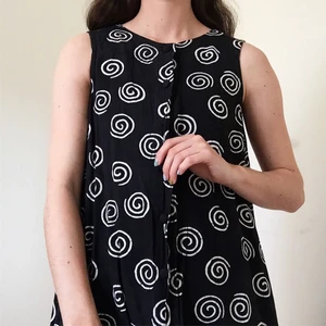 Blus/linne - Svart och vit mönstrad blus/linne med knappar hela vägen. Kommer från märket Dall clothes och är i storlek S. Skriv till mig vid intresse eller om du har några frågor☀️ Fraktkostnad tillkommer! 