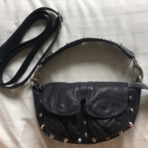 Unlimit bag  - Säljer min älskade unlimit bag! Den har en mörkblå färg och köptes för ungefär 1400. Det verkar inte som att dem säljer denna ”blue washed” färg längre.