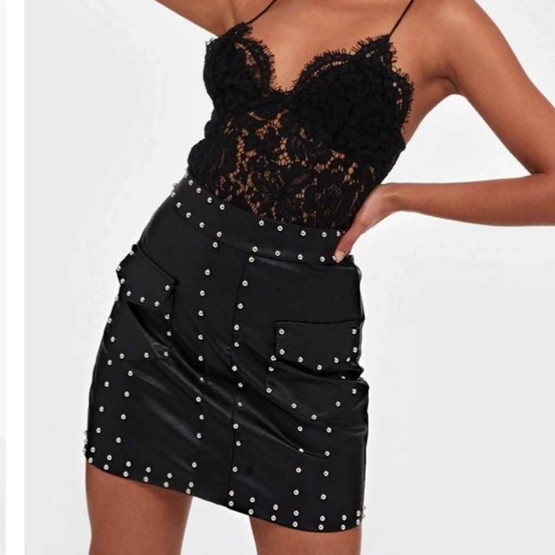 Svart kjol med nitar storlek Medium