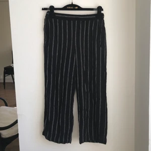 Lindex byxor strl 34  - Sköna byxor från Lindex i strl 34. De är gjorda i en linneblandning och är superluftiga!🌞 Köparen står för frakten 