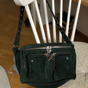 Snygg väska  - Superfin Nunoo väska i modellen ELLIE (mocka), mellanmodellen. Den är i nyskick, knappt använd. Köptes på Nunoos egna hemsida i höstas. Nypris ligger på 1300kr