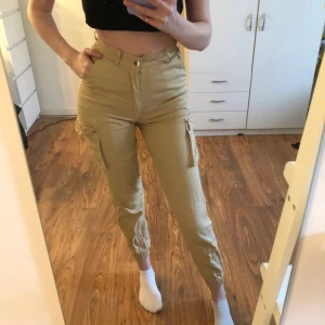 Beiga cargopants - Beiga cargopants med superbra passform. Köpta från missguided