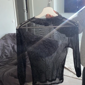 Genomskinlig tröja/festtröja - En super snygg glitter tröja som man kan matcha med ett par vita jeans! Endast för 140kr, storlek S