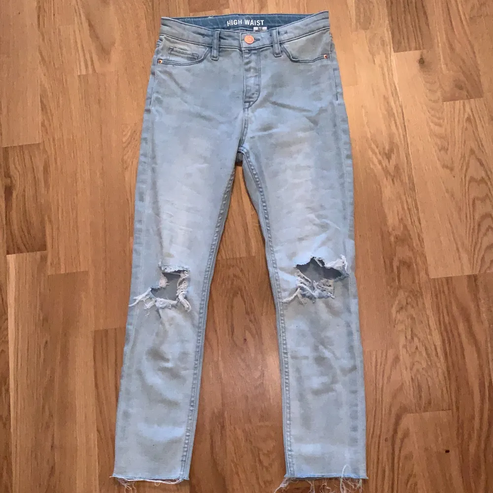 Högmidjade denim jeans med snygga hål på knäna. Bra passform och modellen är korta ben. Använda några få gånger.. Jeans & Byxor.