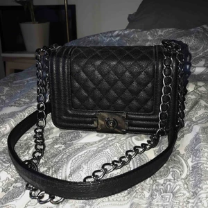  - Superfin väska! Svart fake-läder. 