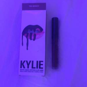 Helt ny och oanvänd Kylie Jenner lipstick i färgen ”true Brown K” mormor gav mig den men aldrig kommit till användning, sry mormor🥰
