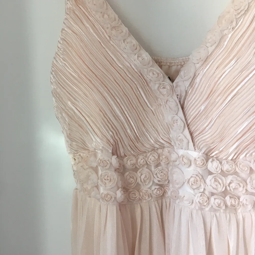 🟡 SALE: frakt inklusivt :) original pris: +600kr. en jätte söt klänning för prom eller något annat formal event ;) 💕 aldrig använt! fråga om det är något! . Klänningar.