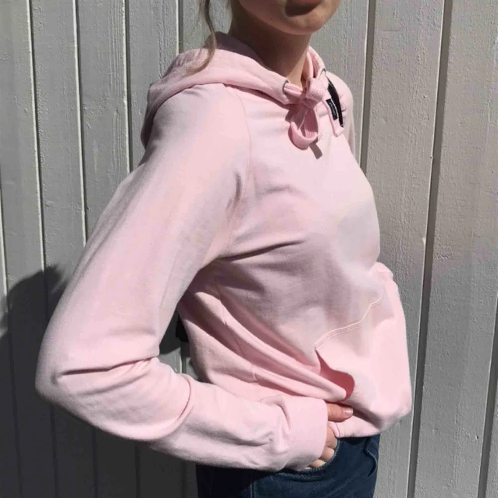 Superfin rosa hoodie från Crocker! Använd fåtal gånger💘. Hoodies.