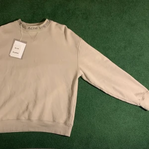 Acne studios - flogho beige - Helt ny! Acne flogho   ⠀⠀⠀⠀⠀⠀⠀⠀⠀⠀⠀⠀  ⠀⠀⠀⠀⠀      Storlek: S men den är oversized och sitter som M.     Kom med bud!