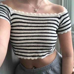  - Superfin stickad croptop ifrån mango! 😌Den är aldrig använd men tre trådar har gått upp i högra armhålan (se sista bilden). Superfin somrig tröja! Hör gärna av er vid frågor😃🤝