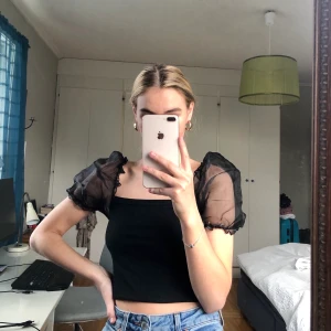 Svart tröja med puffärmar  - Mycket fint skick och endast använd en gång, frakt 40kr😇