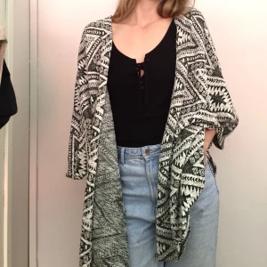 Kortärmad kofta - Kortärmad kofta i mjukt stickat material. Supersnygg till jeans ! 