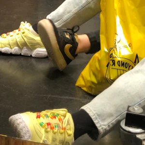 Fila skor - Helt nya fila skor. Använt 2 gånger förut. Jag har trätt på pärlor själv på skosnörena, tycker personligen att det blev coolt, men om man ej gillar det funkar det att ta bort. Köparen står för frakt eller hämta upp de i Tyresö eller Haninge. 