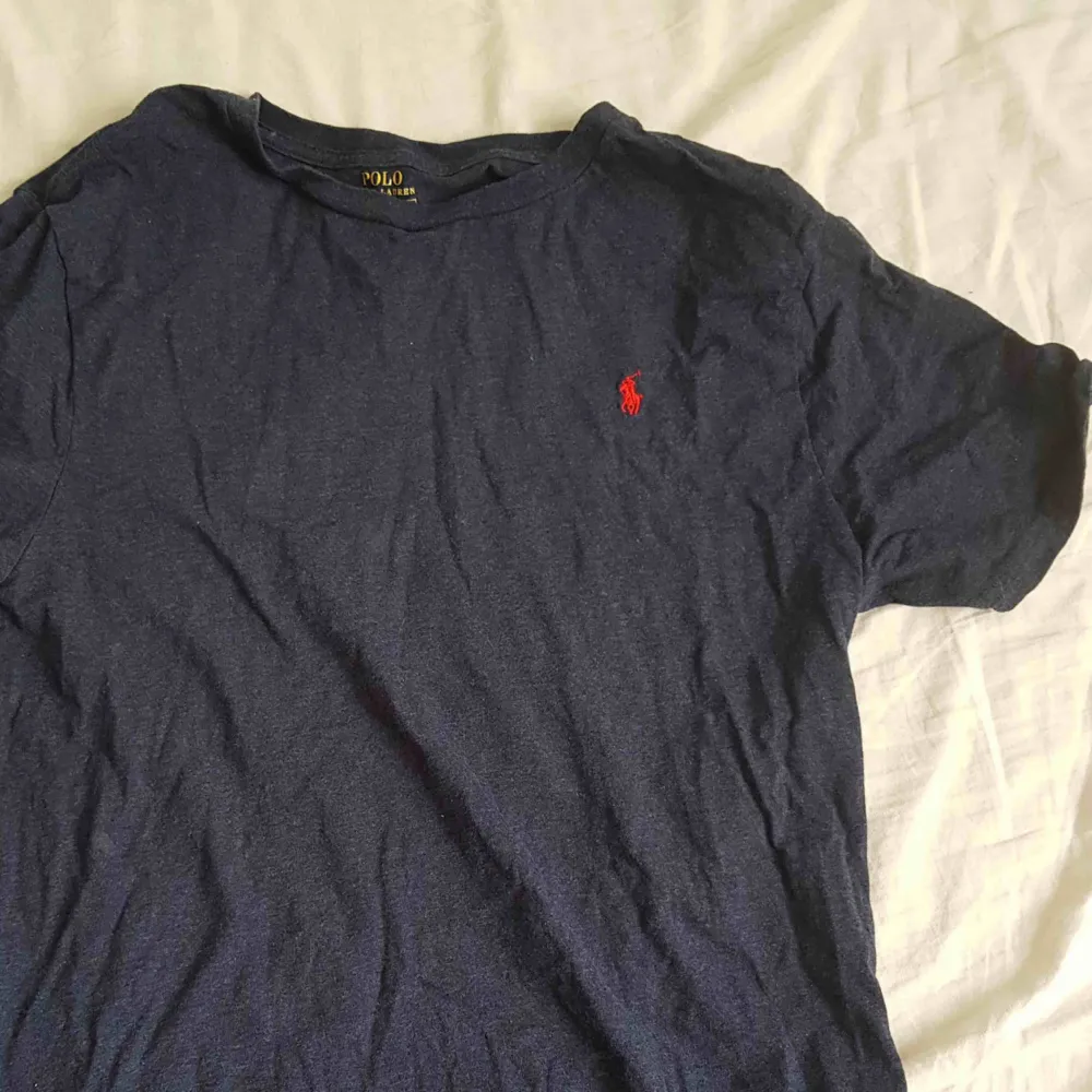 Säljer denna T-skirt med märke Polo Ralph Lauren i storlek M. Jättefint skick. Frakt tillkommer . T-shirts.