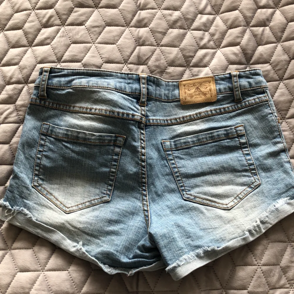 Jeansshorts i ljus tvätt. Storlek S . Shorts.