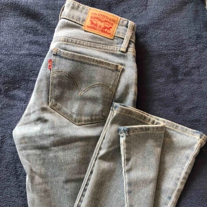  - Levis jeans bootcut. Fint skick. 