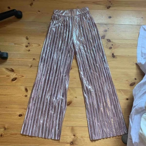  - Ett par super coola rosa/skimriga byxor från Gina tricot💓 endast använda 1 gång och är i väldigt bra skick🌟 Köpta för 350kr