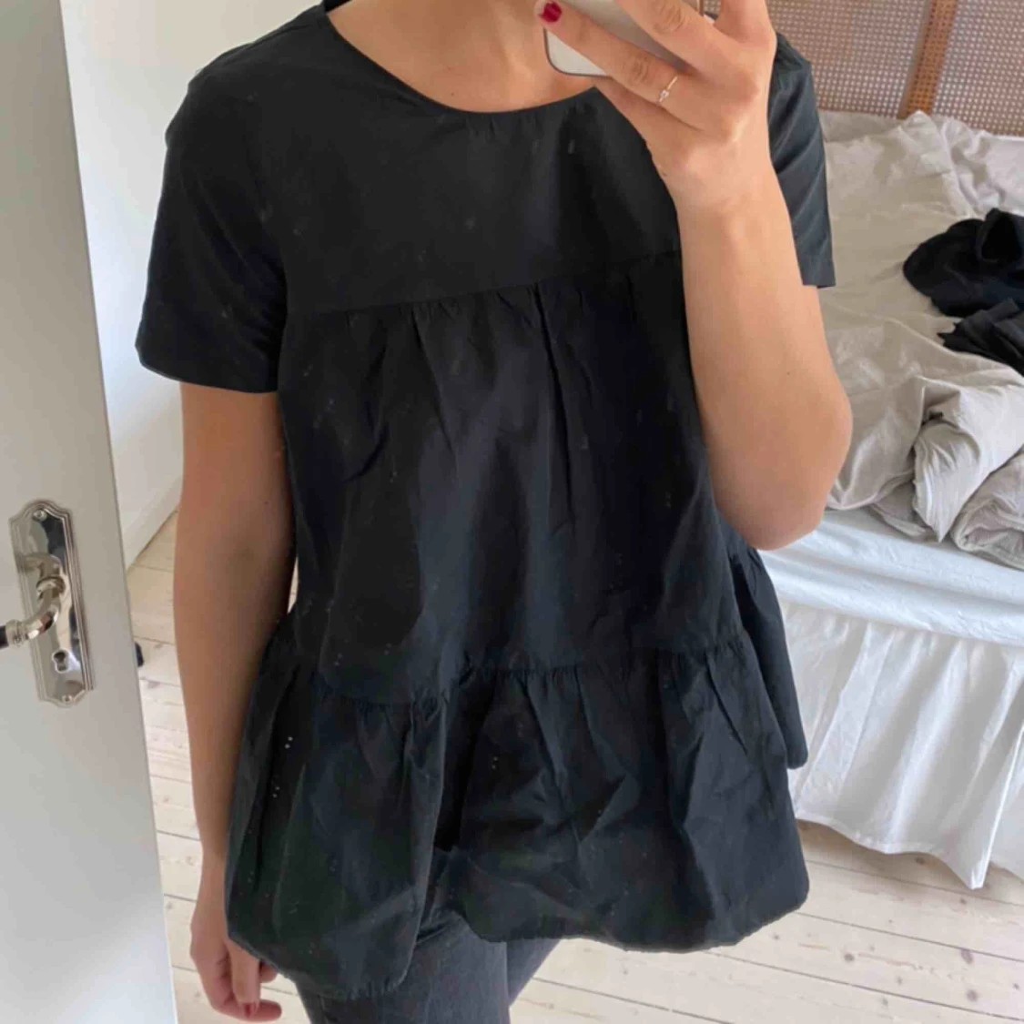 Svart blus med volanger - 90