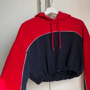 En croppad hoodie från H&M, sitter jättefint💓  Pris + frakt💞